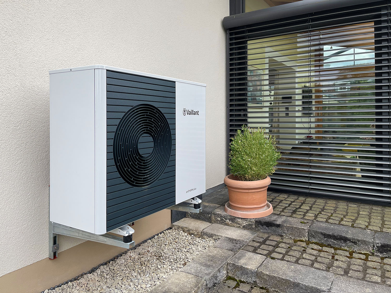 Vaillant aroTHERM plus Luft-Wasser-Wärmepumpe als Außengerät am Einfamilienhaus